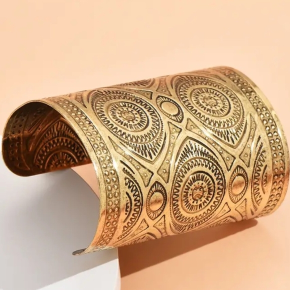 Vintage Devils Eye Yellow Gold Cuff Bracelet - Picture 3 of 4